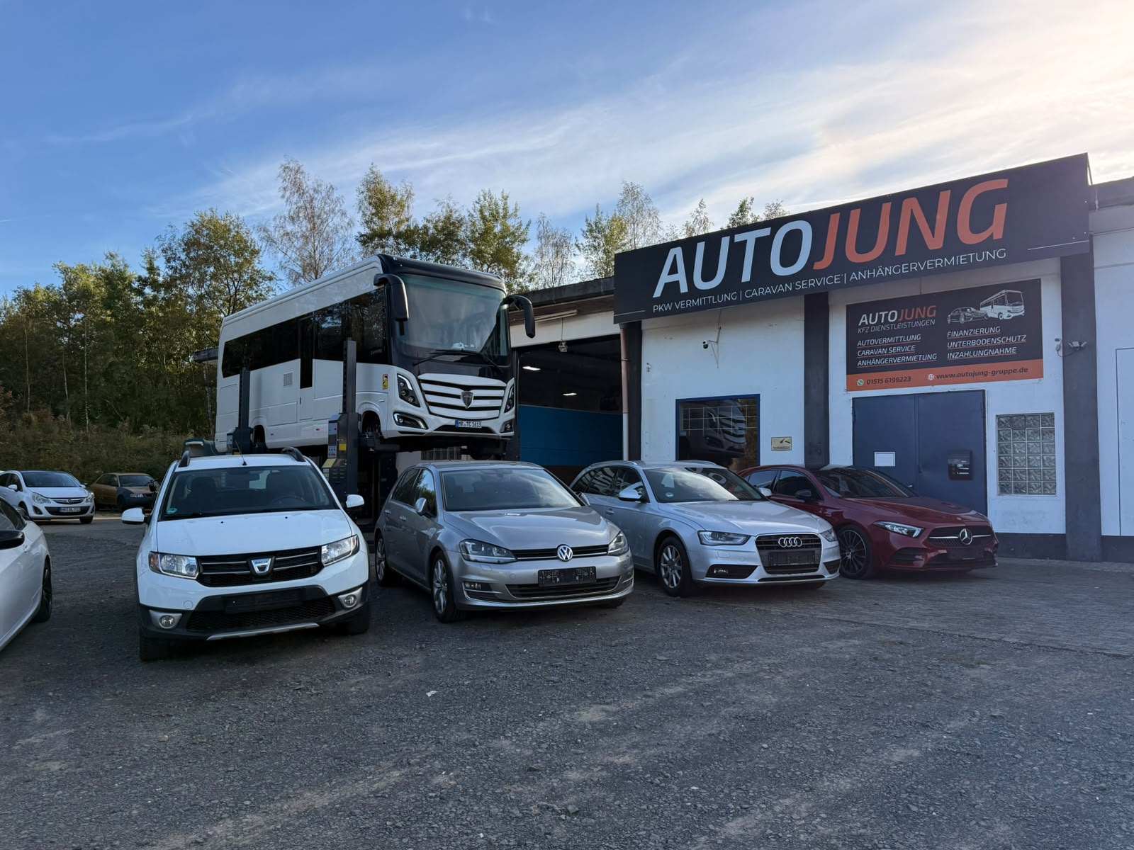 Betriebsgebäude von Auto Jung mit Beschilderung in der Oderstraße 13, Stadtallendorf
