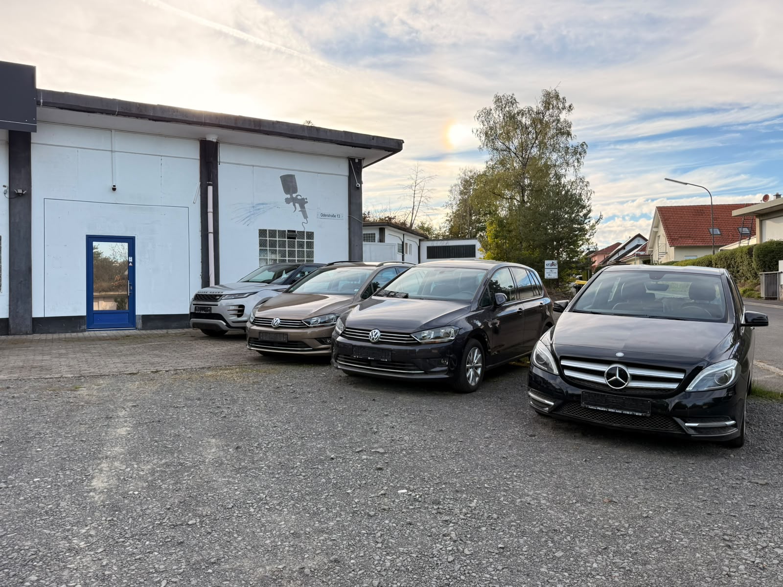 Fahrzeuge auf dem Betriebsgelände von Auto Jung in der Oderstraße 13, Stadtallendorf